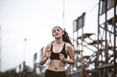 Şehir Köprüsü yolda çalışan genç kadın runner