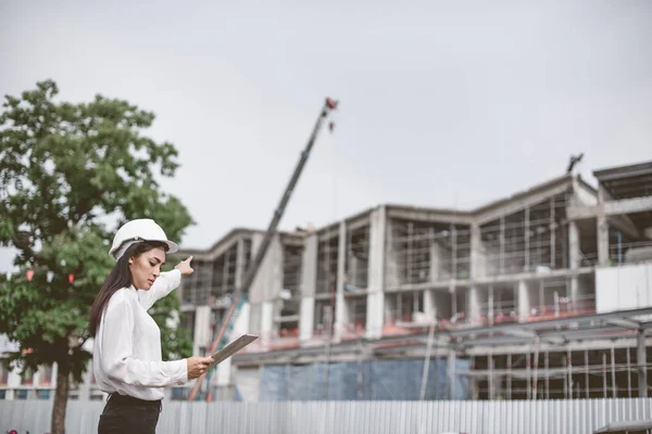 Mujeres Asiáticas Trabajadoras Ingenieras Electricistas Controlan Seguridad Laboral Industria Energética — Foto de Stock