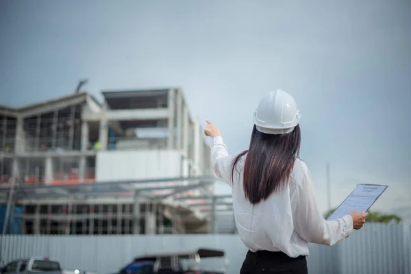 Mujeres Asiáticas Trabajadoras Ingenieras Electricistas Controlan Seguridad Laboral Industria Energética — Foto de Stock