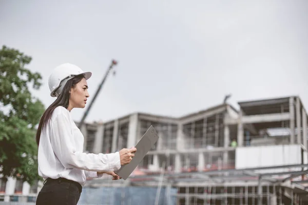 Mujeres Asiáticas Trabajadoras Ingenieras Electricistas Controlan Seguridad Laboral Industria Energética — Foto de Stock