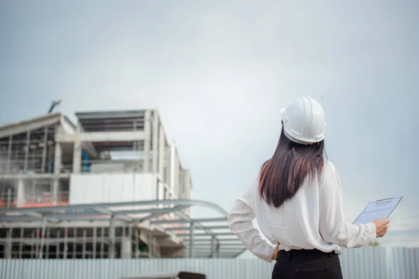 Mujeres Asiáticas Trabajadoras Ingenieras Electricistas Controlan Seguridad Laboral Industria Energética — Foto de Stock