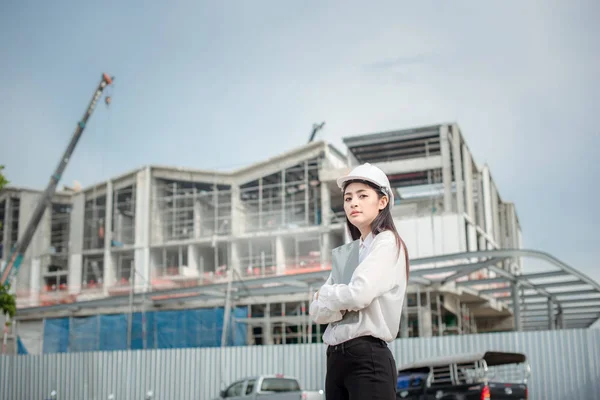 Mujeres Asiáticas Trabajadoras Ingenieras Electricistas Controlan Seguridad Laboral Industria Energética — Foto de Stock