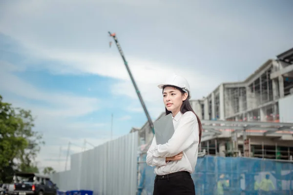 Mujeres Asiáticas Trabajadoras Ingenieras Electricistas Controlan Seguridad Laboral Industria Energética — Foto de Stock