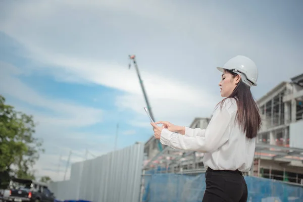 Mujeres Asiáticas Trabajadoras Ingenieras Electricistas Controlan Seguridad Laboral Industria Energética — Foto de Stock