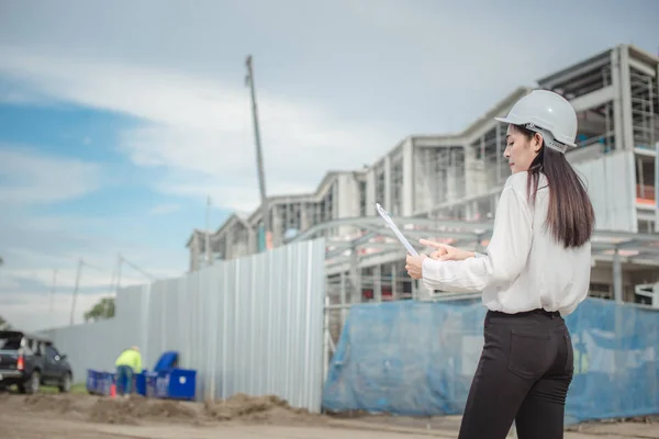 Mujeres Asiáticas Trabajadoras Ingenieras Electricistas Controlan Seguridad Laboral Industria Energética — Foto de Stock