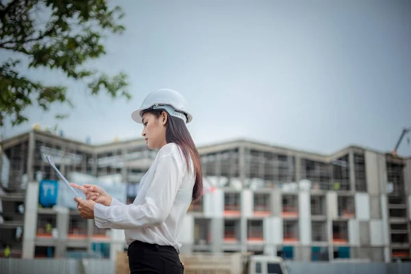 Mujeres Asiáticas Trabajadoras Ingenieras Electricistas Controlan Seguridad Laboral Industria Energética — Foto de Stock