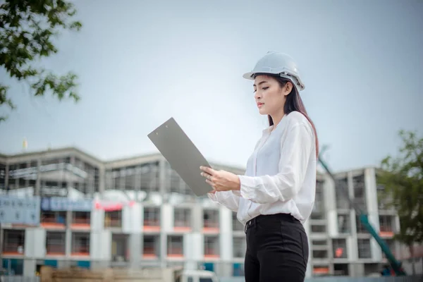 Mujeres Asiáticas Trabajadoras Ingenieras Electricistas Controlan Seguridad Laboral Industria Energética — Foto de Stock