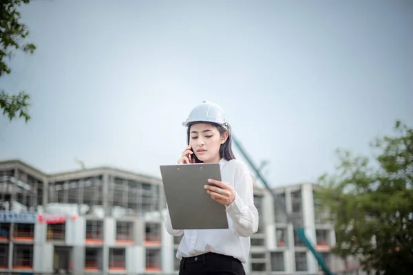 Asiatiques Travailleuses Ingénieures Électriciennes Contrôle Sécurité Travail Dans Industrie Énergétique — Photo