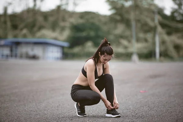 Mujer Joven Corredor Corriendo Ciudad Puente Carretera — Foto de Stock