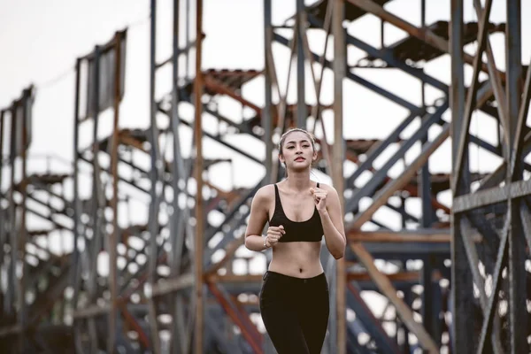 Jovem Mulher Corredor Correndo Estrada Ponte Cidade — Fotografia de Stock