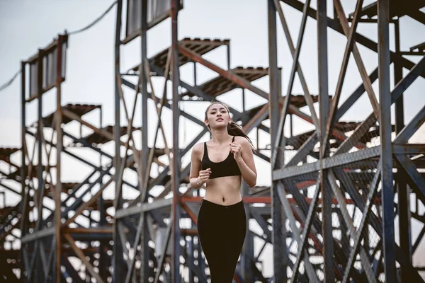 Mujer Joven Corredor Corriendo Ciudad Puente Carretera — Foto de Stock