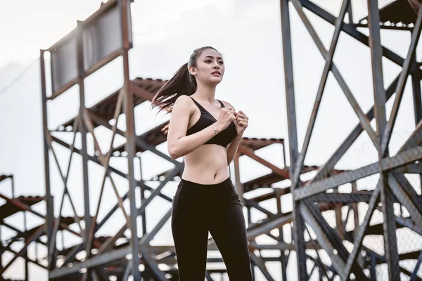 Jovem Mulher Corredor Correndo Estrada Ponte Cidade — Fotografia de Stock