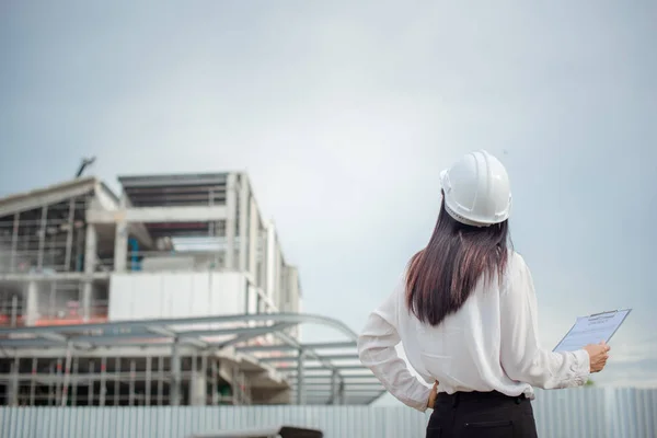 Asiatische Arbeiterinnen Und Ingenieurinnen Elektriker Arbeitssicherheitskontrolle Kraftwerken Energiewirtschaft Stockbild