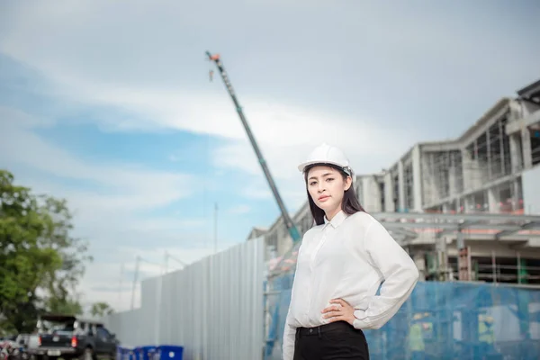 Asiatische Arbeiterinnen Und Ingenieurinnen Elektriker Arbeitssicherheitskontrolle Kraftwerken Energiewirtschaft Stockbild