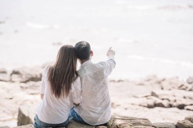 gün batımını izlemek sahilde oturmuş aşk çift