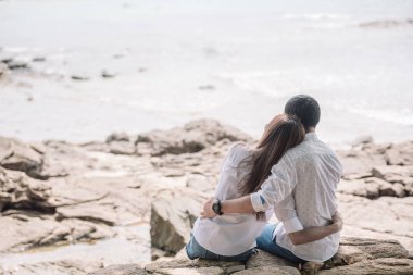 gün batımını izlemek sahilde oturmuş aşk çift