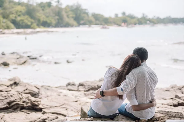 Pareja Amor Sentado Playa Viendo Puesta Sol — Foto de Stock