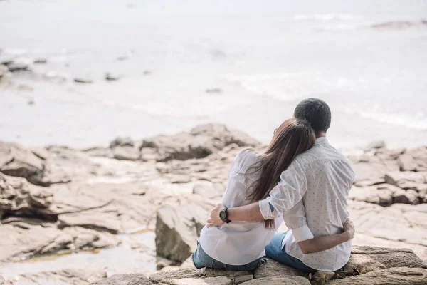 gün batımını izlemek sahilde oturmuş aşk çift