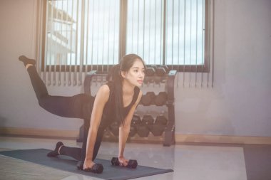 Spor salonunda egzersiz yapan Asyalı kadın, 
