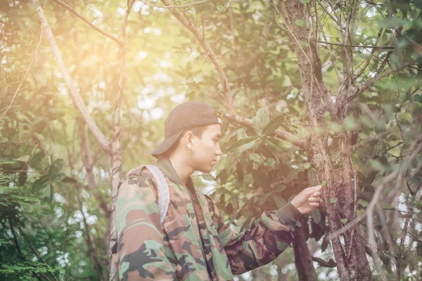 Viajero Hipster Con Estilo Caminando Bosque Soleado Las Montañas —  Fotos de Stock