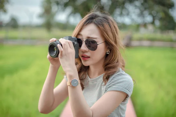 Verano Aire Libre Estilo Vida Sonriente Retrato Mujer Joven Bonita —  Fotos de Stock