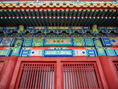 Pekin 'deki zengin dekore edilmiş geleneksel Çin tapınağı. Kırmızı kapılar geleneksel Çin aksesuarlarıyla zengince süslenmiştir.