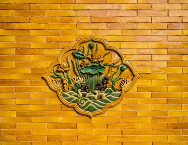 Yasak Şehir 'deki sarı karolardan oluşan duvarda sanatsal detaylar var. Pekin, Çin