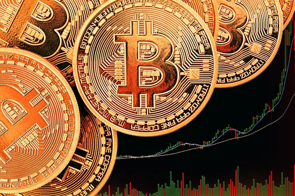 Altın Bitcoins altın arka plan üzerinde. Fotoğraf (sanal para) yeni Kripto formundaki para birimiyle sikkeler. 