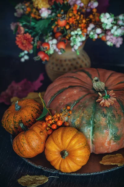 Herbststilleben Herbststrauß Mit Einem Kürbis Auf Dem Tisch — Stockfoto