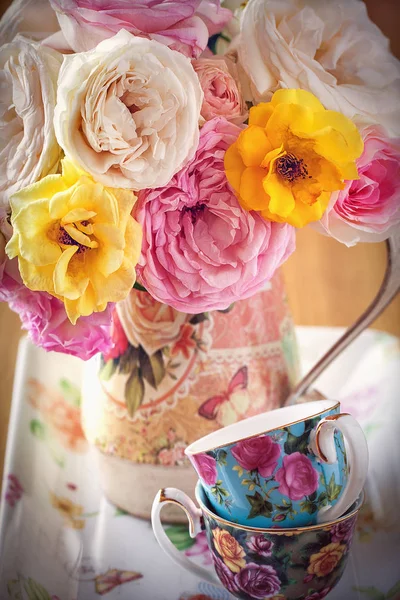 Nombreuses Roses Jardin Dans Une Cruche Des Tasses Porcelaine Sur Image En Vente