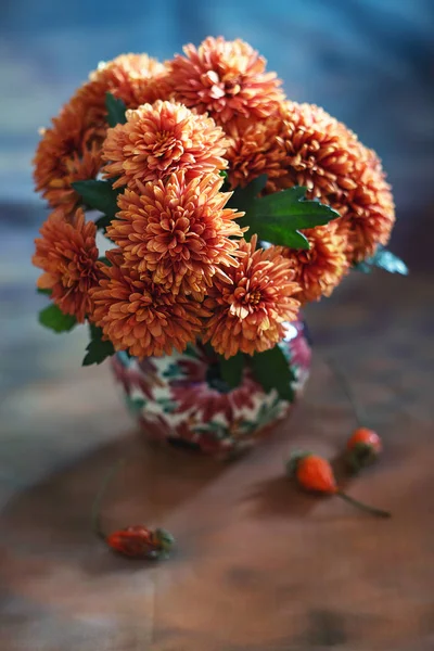 桌上放着一簇秋天的菊花 秋天静谧生命 — 图库照片