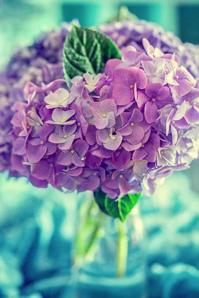 Prachtig Boeket Paarse Hortensia Een Vaas Tafel — Stockfoto