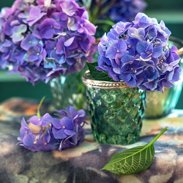 Krásná Kytice Fialové Hortenzie Váze Stole Složení Květinami Pohlednice Dovolené — Stock fotografie