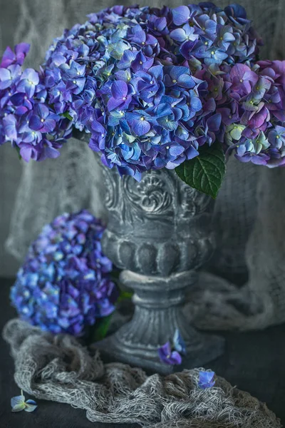 Hortênsia Roxa Vaso Antigo Mesa Composição Com Flores Cartão Férias — Fotografia de Stock