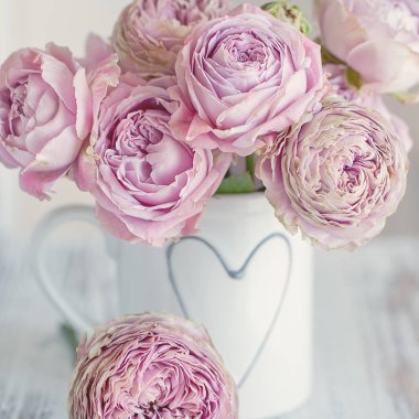 Bir demet güzel çiçek. Pembe güllerle yakın plan çiçek kompozisyonu. Masadaki güzel pembe güller.. 