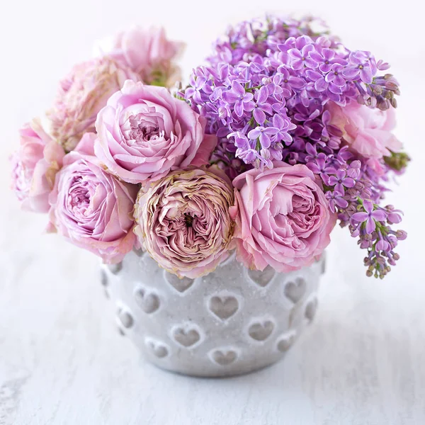 Composição Floral Close Com Uma Rosa Rosas Lilases — Fotografia de Stock