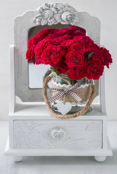 Πανέμορφα Κόκκινα Τριαντάφυλλα Υπέροχο Μπουκέτο Λουλούδια Όμορφα Ολόφρεσκα Τριαντάφυλλα Βάζο — Φωτογραφία Αρχείου