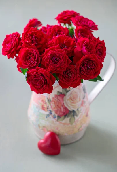 Rosas Vermelhas Bonitas Bando Encantador Flores Rosas Frescas Bonitas Vaso — Fotografia de Stock