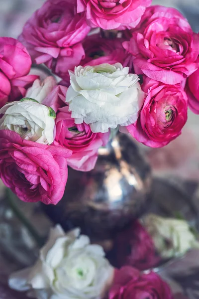 Close Bloemcompositie Met Een Roze Ranunculus Bloemen Mooi Ruiker Van — Stockfoto