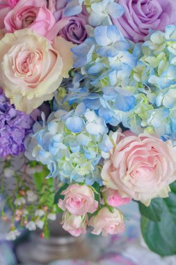 Masadaki vazoda duran bir demet bahar çiçeği. Bir demet güzel çiçek .