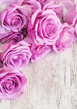 Bir demet güzel çiçek. Pembe güllerle yakın plan çiçek kompozisyonu. Masadaki güzel pembe güller..