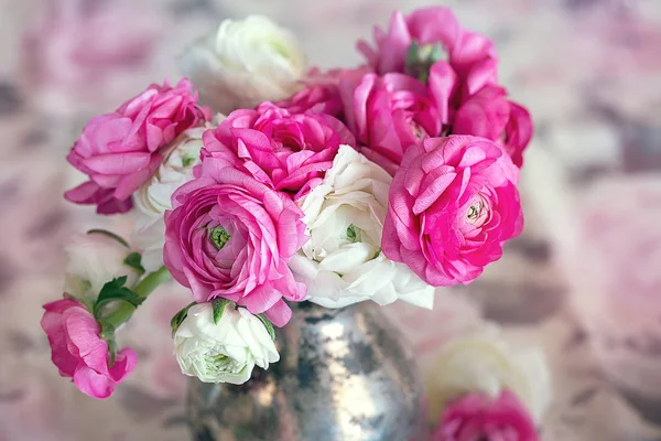 Květinová Kompozice Růžové Bílé Květy Pryskyřník — Stock fotografie