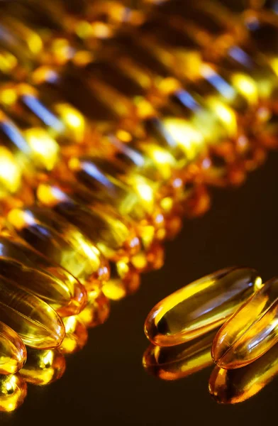 Altın Arka Plan Üzerinde Balık Yağı Kapsülleri Omega Vitamini Takviyesi — Stok fotoğraf