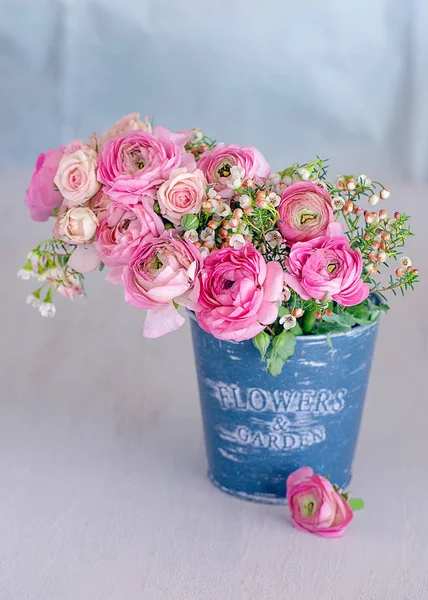 Piękny Bukiet Wiosennych Kwiatów Wazonie Stole Piękny Bukiet Kwiatów — Zdjęcie stockowe