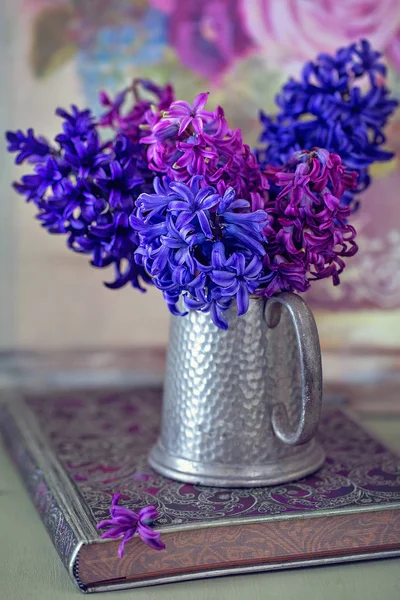テーブルの上に花瓶の春の花の美しい花束 花の美しい束は 美しい紫のヒヤシンス — ストック写真