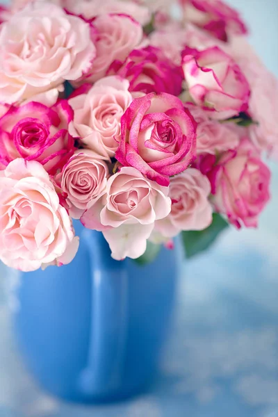 Heldere Boeket Een Prachtige Rozen Van Thee Een Blauwe Keramische — Stockfoto