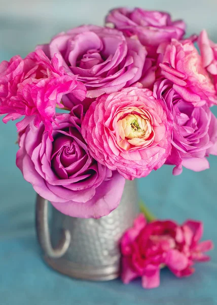 Composición Floral Primer Plano Con Flores Rosas Ranunculus Hermoso Ramo —  Fotos de Stock