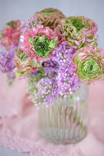 Prachtig Boeket Lentebloemen Een Vaas Tafel Mooie Bos Bloemen — Stockfoto