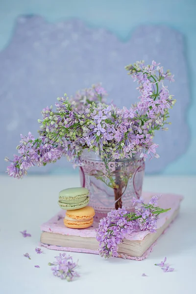 テーブルの上に花瓶で美しい紫のライラック 青色の背景色 パステル調 — ストック写真