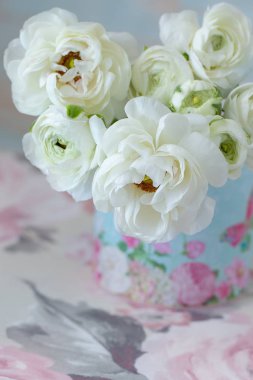 Beyaz Düğünçiçeği. Masanın üzerinde bir vazoda bahar çiçekleri güzel buket. Çiçekler çok güzel grup. Pastel makamı.